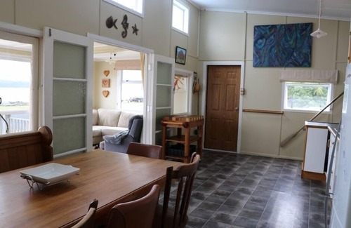 Kawhia House | Aotea Harbour bach, stunning views of the harbour