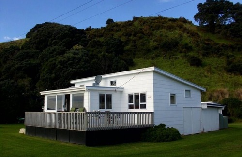 Kawhia House | Aotea Harbour bach, stunning views of the harbour