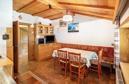 Livinallongo del Col di Lana Apartment | Apartment 'Appartamento La Mirandola Rosso' with Mountain View, Private Terrace and Wi-Fi