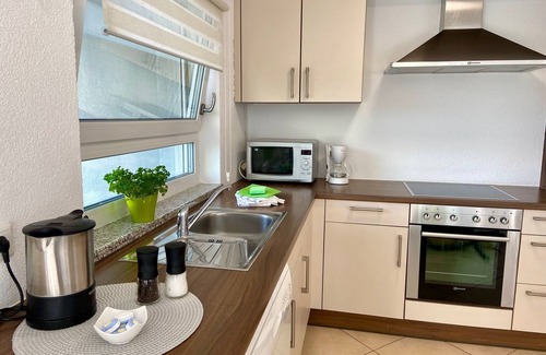 Hugelheim Apartment | Apartment 'Ferienwohnung Am Berg' with Mountain View, Private Terrace and Wi-Fi