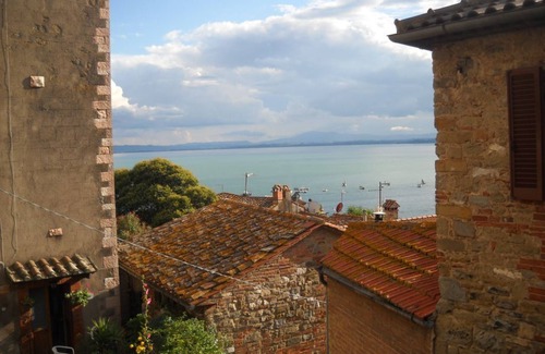 Collesanto Apartment | Apartment La Grapo with pool in Villa La Rogaia, Umbria, LagoTrasimeno