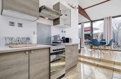 Saint-Sulpice-de-Faleyrens House | Apartment 'A La Belle Vie' with Private Terrace, Wi-Fi and Air Conditioning