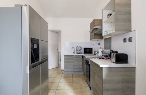 Saint-Sulpice-de-Faleyrens House | Apartment 'A La Belle Vie' with Private Terrace, Wi-Fi and Air Conditioning