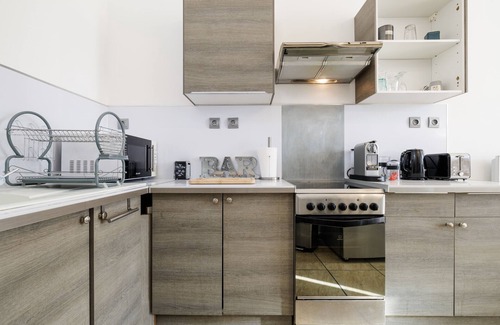 Saint-Sulpice-de-Faleyrens House | Apartment 'A La Belle Vie' with Private Terrace, Wi-Fi and Air Conditioning