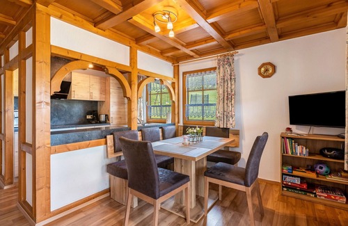 Schollach Apartment | Apartment 'Erdgeschoss' with Mountain View, Private Terrace and Wi-Fi