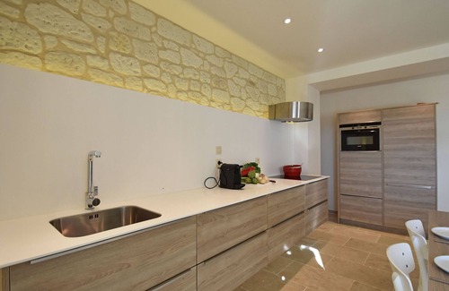 Villeseque-des-Corbieres Apartment | Apartment in Villesèque with Pool and Garden