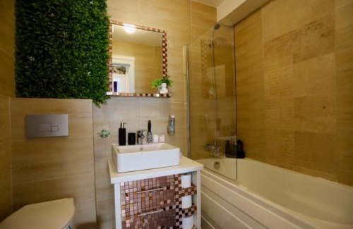 Stefanestii de Jos Apartment | Apartament Beauty Smarald by Cosmopolis