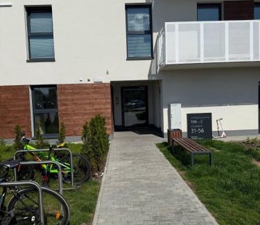 Bialoleka Apartment | Apartament Burgund 2 pokojowy z ogródkiem lub pokoje ze wspólną kuchnią i łazienką