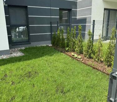 Bialoleka Apartment | Apartament Burgund 2 pokojowy z ogródkiem lub pokoje ze wspólną kuchnią i łazienką