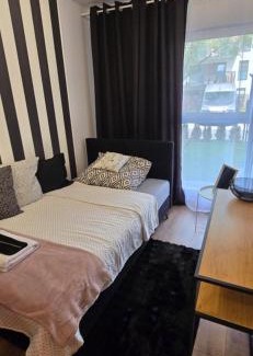 Bialoleka Apartment | Apartament Burgund 2 pokojowy z ogródkiem lub pokoje ze wspólną kuchnią i łazienką
