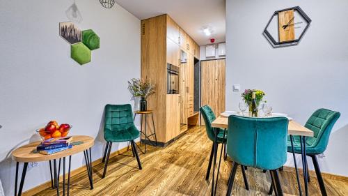 Swieradow-Zdroj Apartment | Apartament Resort Izerski 6 z pięknym widokiem i ogródkiem - 5D Apartments