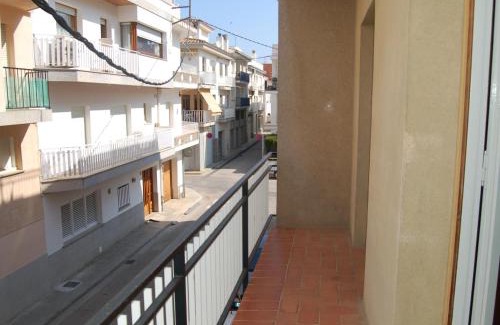 Llanca Apartment | Apartamento céntrico y luminoso a 100m de la playa, renovado con WiFi, balcón y lavadora - ES-228-6