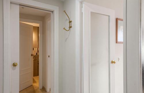 San Bernardo Apartment | Apartamento cerca del Alcázar con garaje privado