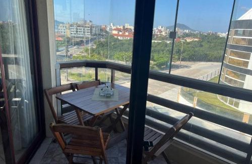 Ingleses Norte Apartment | Apartamento Maravilhoso, completo,1 quarto com cama queen e sofa retratil, bi cama embutida, colchao extra, vista pro mar, dormem 5, pé na areia, jacuzzi, piscina wifi,Self Checkin, automatizado