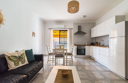 San Fernando Apartment | Apartamento Tulipanes - Your Cozy Retreat in Maspalomas!