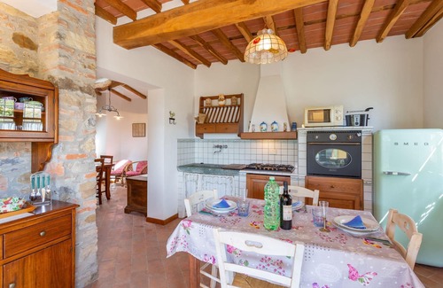 Mastiano Villa | Apartment in villa with pool, WIFI, TV, patio, pets allowed, panoramic view, parking, close to Lucca