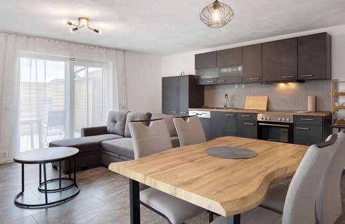 Ihringen Apartment | Apartment 'Sonnenseite' with Private Terrace and Wi-Fi