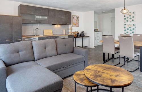 Ihringen Apartment | Apartment 'Sonnenseite' with Private Terrace and Wi-Fi