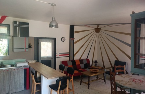Montesquieu-des-Alberes Apartment | Apartment with garden in a farmhouse