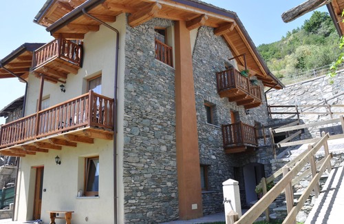 Montan-Angelin-Arensod Apartment | Apartment with garden in Aosta (Casa Alpina - Sarre)