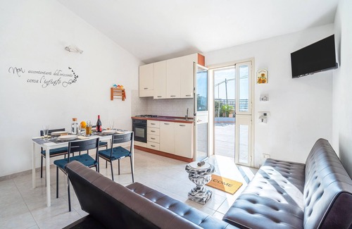 Santa Maria del Focallo Apartment | Apartment 'Casa Gardenia Fronte Mare' with Sea View, Wi-Fi and Air Conditioning