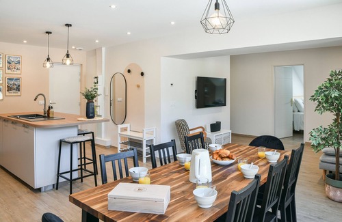 Saint-Pierre-d'Albigny Apartment | Apartment 'Entre Cimes Et Vignes - Clim Wifi' with Mountain View, Wi-Fi and Air Conditioning