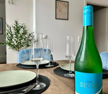 Neumuenster Apartment | Apartment über 3-Etagen genau im Zentrum!