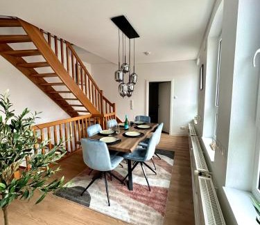 Neumuenster Apartment | Apartment über 3-Etagen genau im Zentrum!