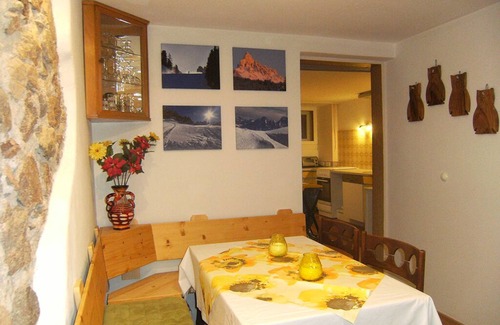 San Nicolo d'Ega House | Apartment 11 on the ground floor with bed or sofa next to the lounge