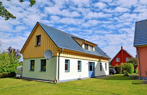 Lobbe Apartment | Apartment 3 Ostseehus with terrace - Holiday apartments on the Baltic Sea beach with