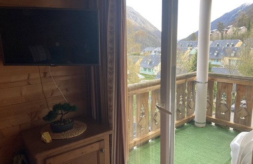 Cauterets Apartment | Apartment 4/6 persons 38m2, mountain view heated swimming pool;500 m downtown