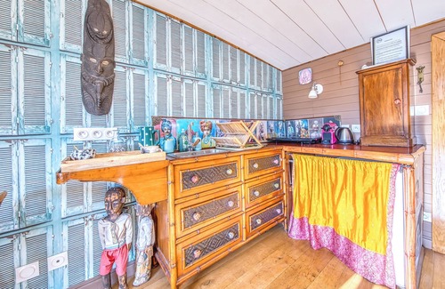 Bassins a Flot Apartment | Apartment '4 Suites Voyage Au 20eme Siecle' with Lake View, Wi-Fi and Air Conditioning