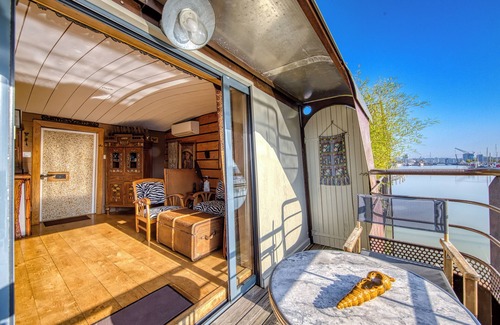 Bassins a Flot Apartment | Apartment '4 Suites Voyage Au 20eme Siecle' with Lake View, Wi-Fi and Air Conditioning