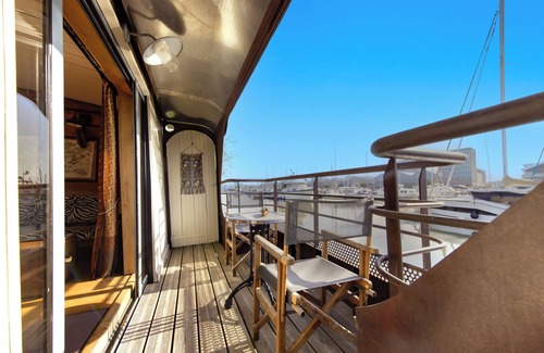 Bassins a Flot Apartment | Apartment '4 Suites Voyage Au 20eme Siecle' with Lake View, Wi-Fi and Air Conditioning