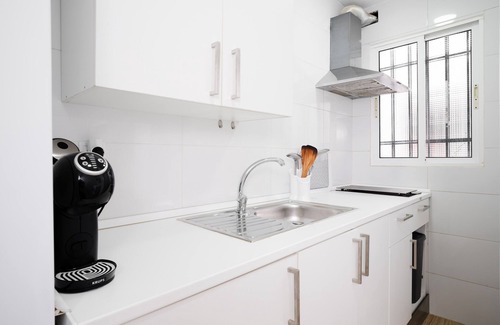 Doctor Barraquer-Grupo Renfe-Policlinico Apartment | Apartment 'A 5 Minutos De Calle Feria Y Alameda' with Private Terrace, Wi-Fi and Air Conditioning
