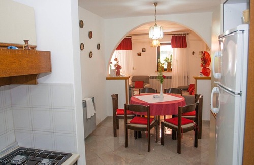 Brulo Apartment | Apartment A 6 Villa Marija - compl. house with 3 bedrooms and 6 beds, near beach area of Poreč