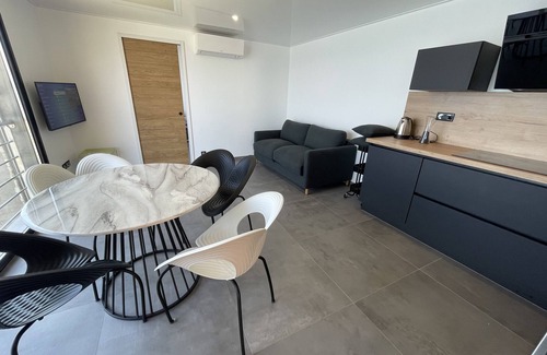 Miomo House | Apartment ALL COMFORT, TERRACE and DIRECT SEA ACCESS, FEET IN THE WATER