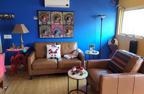 Los Angeles House | Apartment above a double garage, about 7 years old.