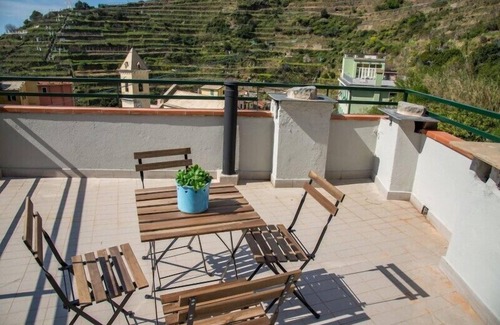 Manarola Apartment | Apartment Al Ponte Vecchio by Arbaspàa - with big terrace in Manarola