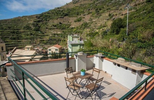 Manarola Apartment | Apartment Al Ponte Vecchio by Arbaspàa - with big terrace in Manarola