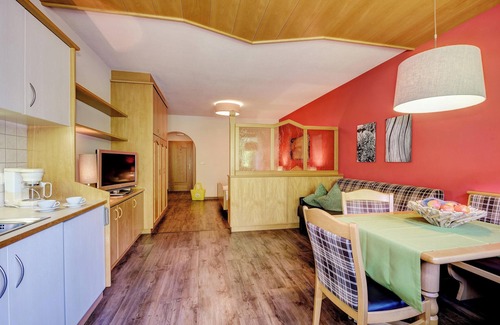 Saltusio Apartment | Apartment "Alpenhof Lodge Almrose iii" with Moutain View, Pool & Wi-Fi