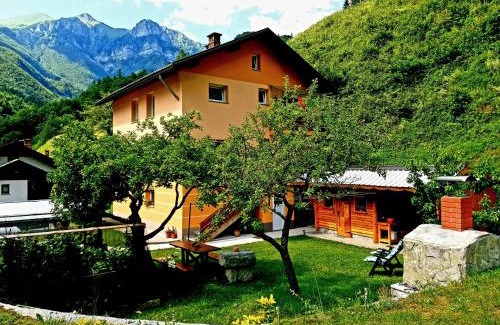 Podbrdo Apartment | Apartment and Garden house among the mountains