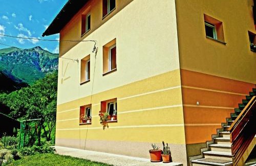 Podbrdo Apartment | Apartment and Garden house among the mountains