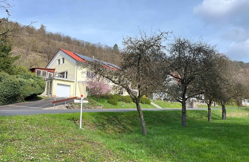 Elfershausen Apartment | Apartment 'Angernest' with Shared Garden, Balcony and Wi-Fi