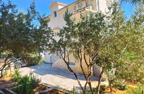 Seget Donji Apartment | Apartment Aniva - 50 m from the sea