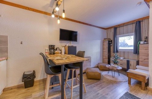 Eclose-Ouest Apartment | Apartment 'Appart 4 Personnes Pied Des Pistes' with Mountain View and Balcony