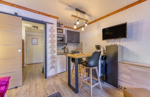 Eclose-Ouest Apartment | Apartment 'Appart 4 Personnes Pied Des Pistes' with Mountain View and Balcony
