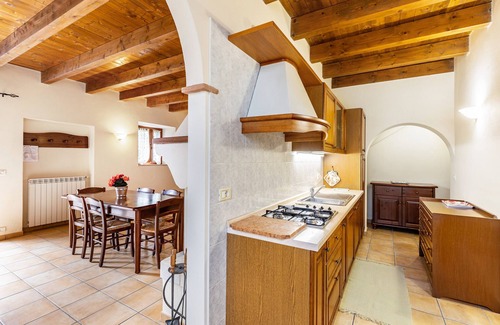 Montioni Apartment | Apartment 'Appartamento Trilocale' with Shared Terrace, Shared Garden and Wi-Fi