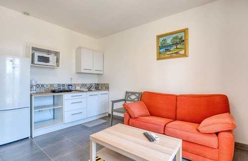 Poussan Apartment | Apartment 'Appartement 4 Personnes' with Shared Garden and Balcony