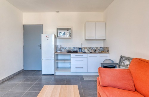 Poussan Apartment | Apartment 'Appartement 4 Personnes' with Shared Garden and Balcony